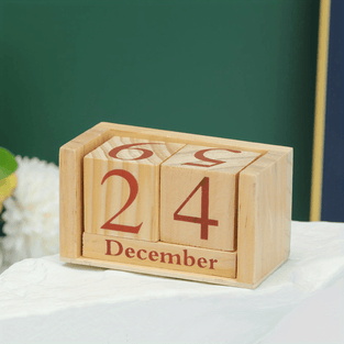 Organize Your Life with this Stylish Wooden Desk Calendar!