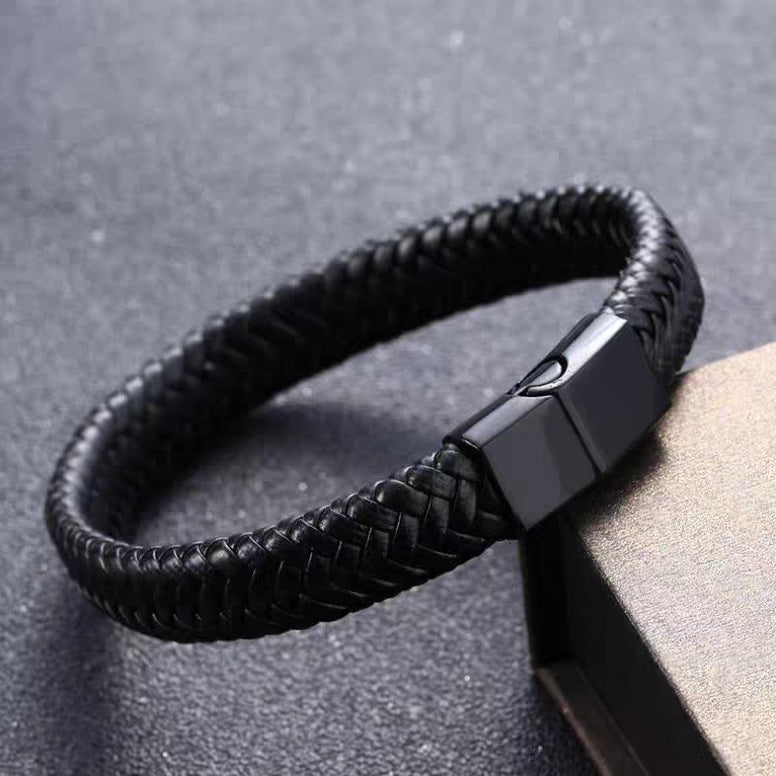 Men's Black Simple Woven Bracelet: Timeless Elegance