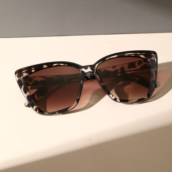 Leopard Frame Cat Eye Fashion Glasses: Retro Sun Shades for Women at Beach Parties