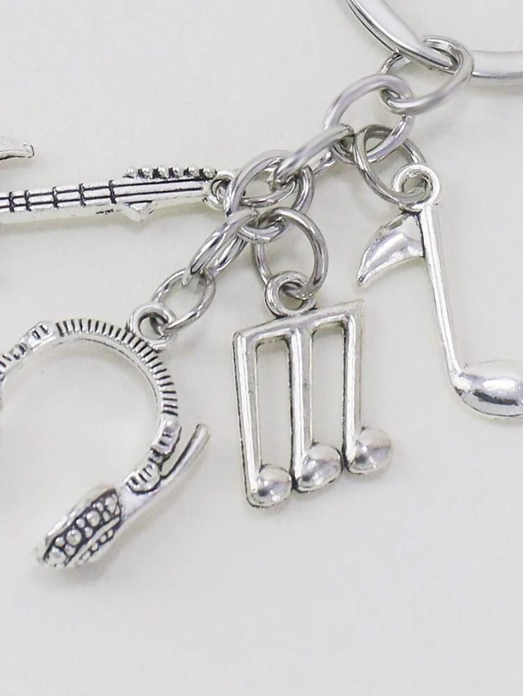 Elegant keychain with elegant letter and music style that reflects modernity
