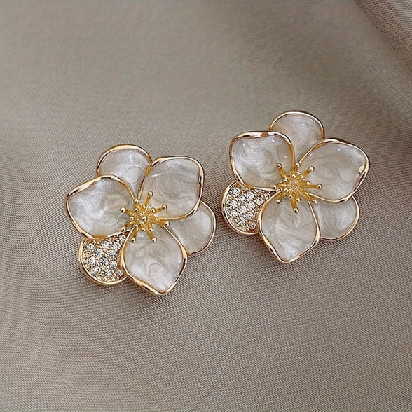 Floral Delight: Elegant Flower Design Stud Earrings for Women