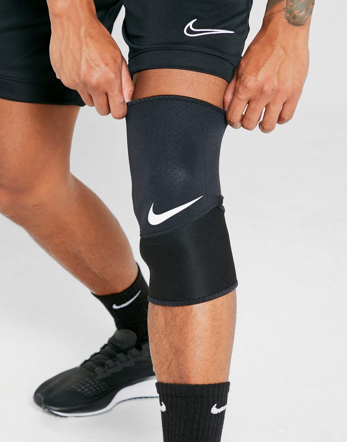 NIKE Unisex's Closed Patella Knee